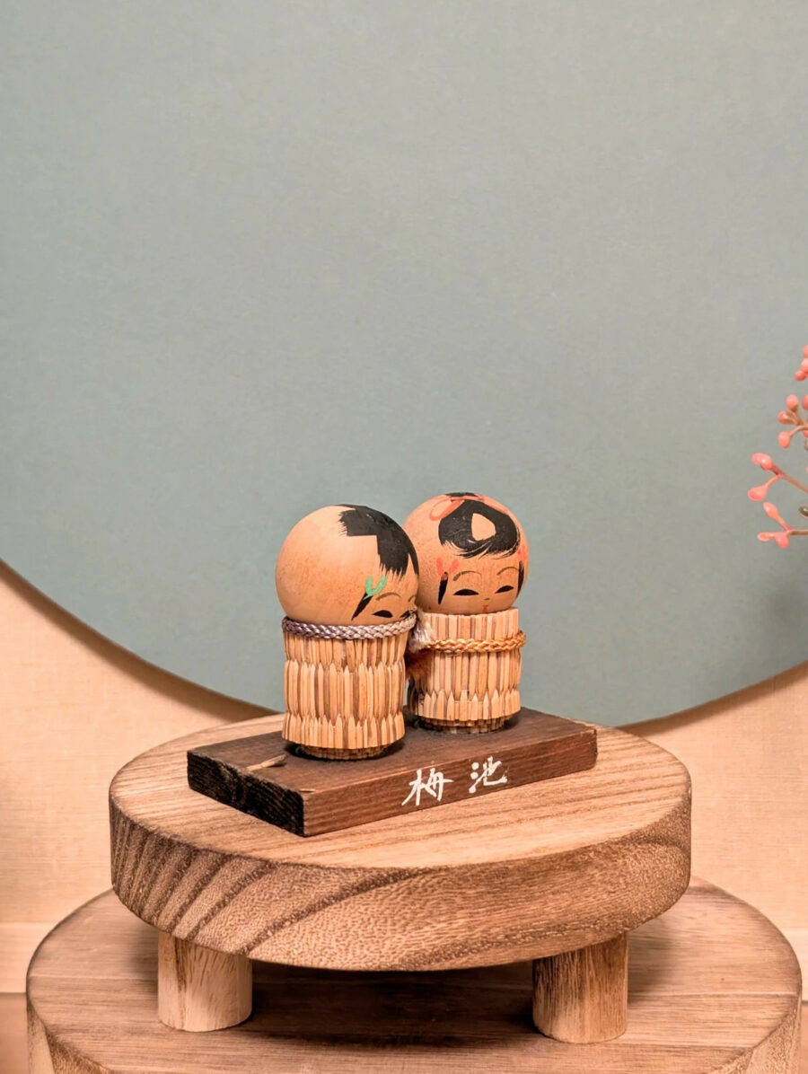 Duo Kokeshi Omiyage - Couple en Bambou 梅池 - photo 5