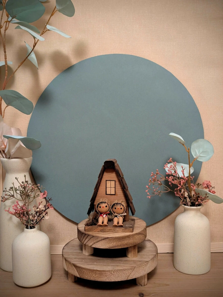 Kokeshi Omiyage - Enfants devant leur Maison - photo 1