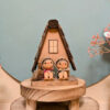 Kokeshi Omiyage - Enfants devant leur Maison - photo 2
