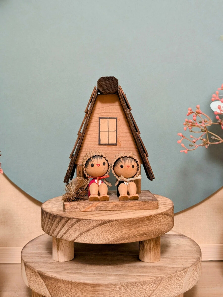 Kokeshi Omiyage - Enfants devant leur Maison - photo 2