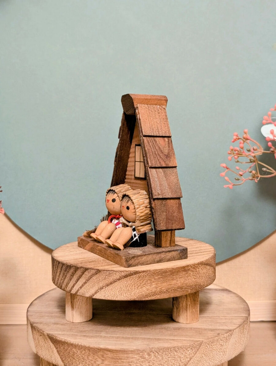 Kokeshi Omiyage - Enfants devant leur Maison - photo 3