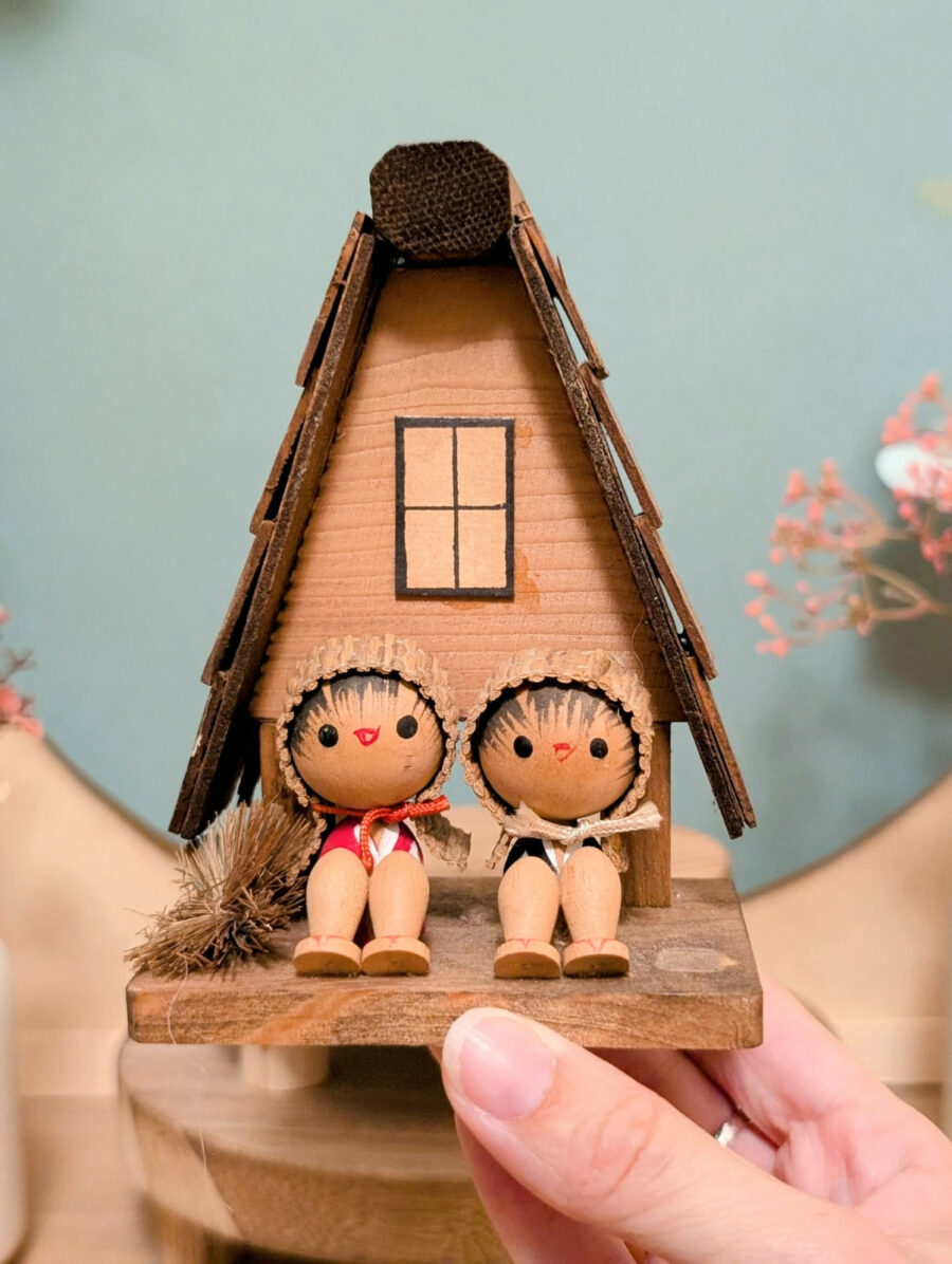 Kokeshi Omiyage - Enfants devant leur Maison - photo 7
