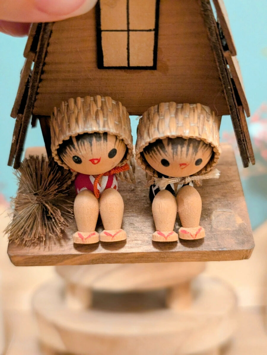 Kokeshi Omiyage - Enfants devant leur Maison - photo 8