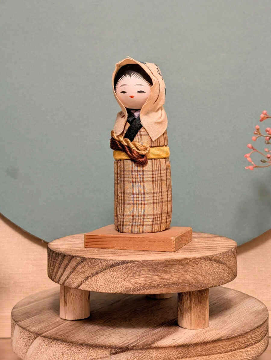 Kokeshi Omiyage - Jeune Femme au Foulard - photo 2