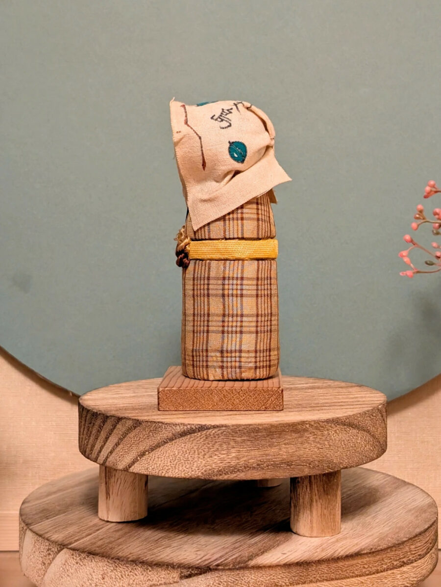 Kokeshi Omiyage - Jeune Femme au Foulard - photo 3