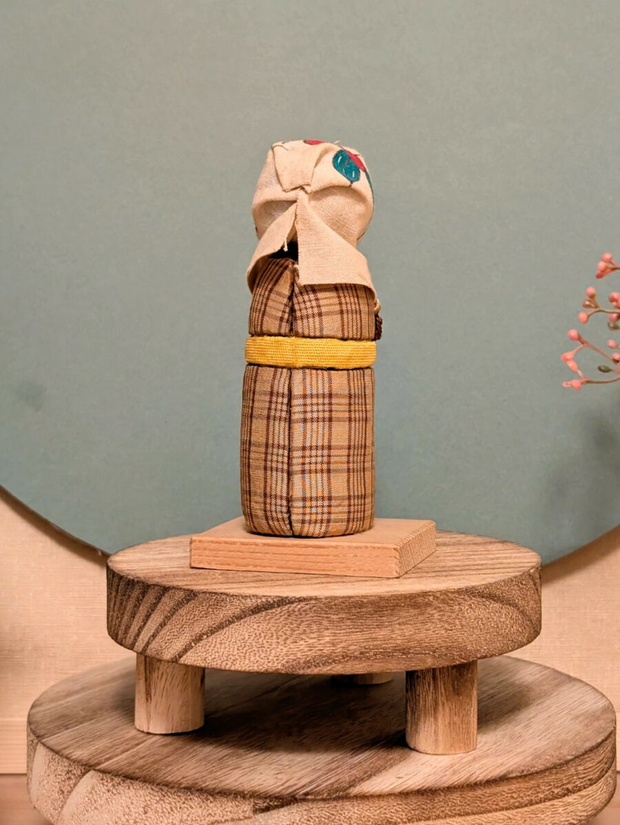 Kokeshi Omiyage - Jeune Femme au Foulard - photo 4