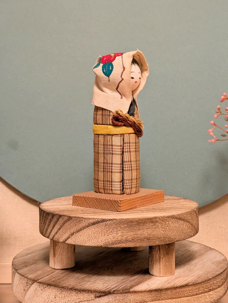 Kokeshi Omiyage - Jeune Femme au Foulard - photo 5