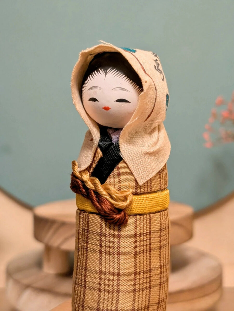 Kokeshi Omiyage - Jeune Femme au Foulard - photo 6