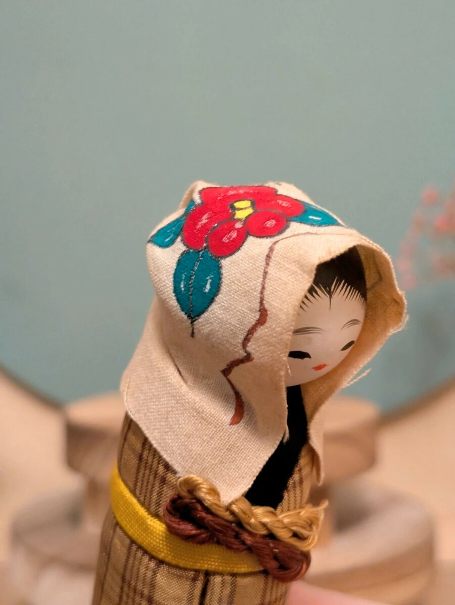 Kokeshi Omiyage - Jeune Femme au Foulard - photo 7