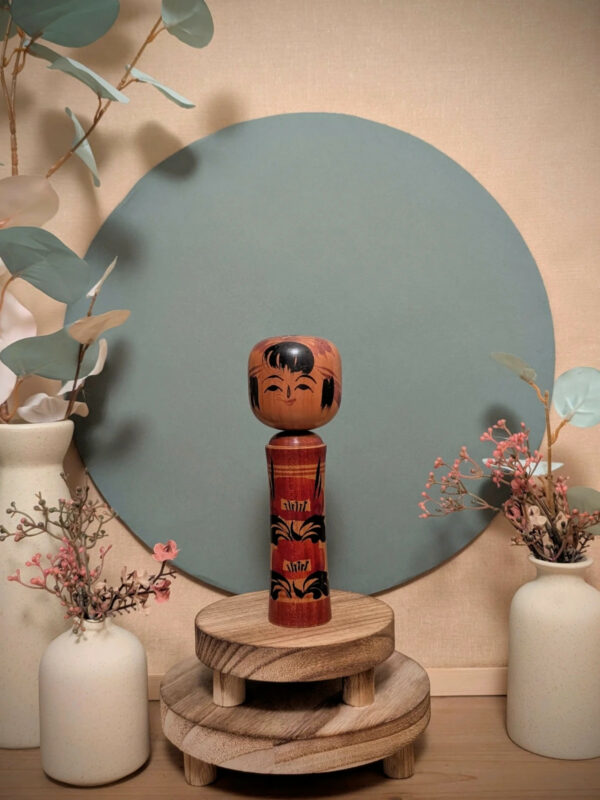 Kokeshi Shingata - Fleurs rouges et noires - photo 1