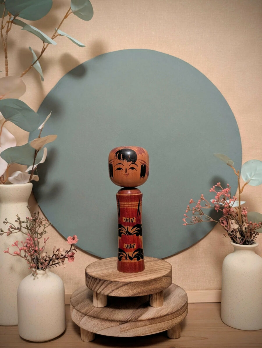 Kokeshi Shingata - Fleurs rouges et noires - photo 1